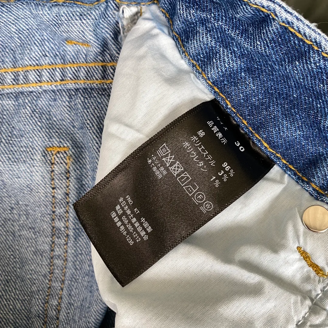 🅿️240 Chroe Hets CH classic blue and black leather jeans, priced at 4W level, patchwork cross pattern embellishment, women's high-waisted washed jeans! ! Absolutely high-end luxury products, 1.9W level god-level single products, super popular products, built with top heavy industry, a magic weapon that cannot be missed [About Zangyin] This is an extremely luxurious fashion brand that can also be called the aristocrats of the high street. It has always been an exclusive brand for some hipsters or rich second generations. Compared with ordinary high streets, it is more luxurious and noble. Compared with luxury brands, it has a more fashionable personality and has always been a brand that I have a special liking for. A6632 [Top heavy industry fashionable design] Consistently high-street luxury style creation. Speaking of this style, the Zangyin family and GU family are definitely the leading representative brands. Especially the Zangyin family has really achieved a state-of-the-art effect in creating high-street style. The color system of this model is made of unique washed materials. It is already quite eye-catching. It is decorated with pink patchwork cross flowers, which cleverly highlights the charm of the brand. Secondly, this model uses classic The classic high-waist cutting design highlights the long legs and the fashionable temperament of the upper body. The brand is highly recognizable and the slim fit configuration is more suitable for daily wear. This product is a product that interprets personality, fashion, and specifications at a glance. This single product is enough to make any fan excited. It can be a white T-shirt for youthful preppy style, or a tight sling for royal lady style. It has strong matching ability and can be easily controlled by men.  [Material and craftsmanship] Needless to say, this point goes without saying. As an excellent craftsman brand, Zangyin has really perfect requirements for details and craftsmanship. The washed color of this model has gone through so many processes, not to mention the embellishment of the denim appliqués. It is also purely handmade and sewn. Just like what they believe in, only handmade things have soul and have the meaning of wear. A top-notch heavy-duty fashionable denim item, I look forward to your perfect interpretation! ! 28-34 corresponds to S-XL